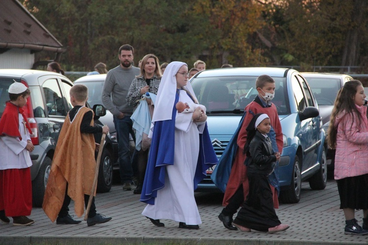 Borzęcin. Bal wszystkich świętych