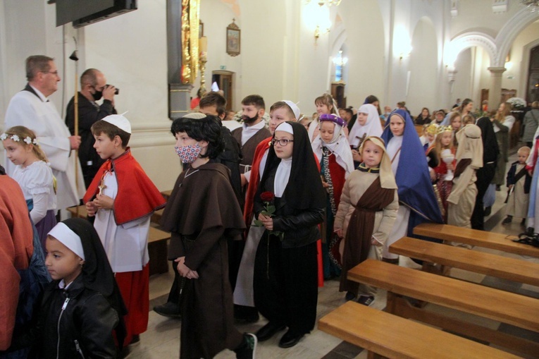 Borzęcin. Bal wszystkich świętych
