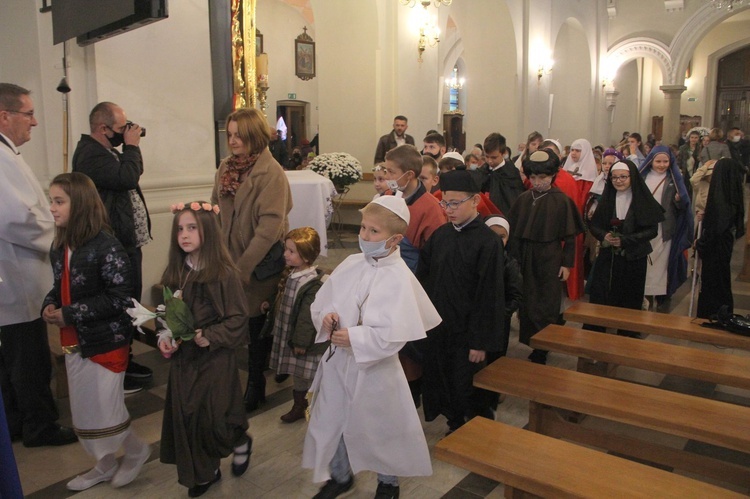 Borzęcin. Bal wszystkich świętych