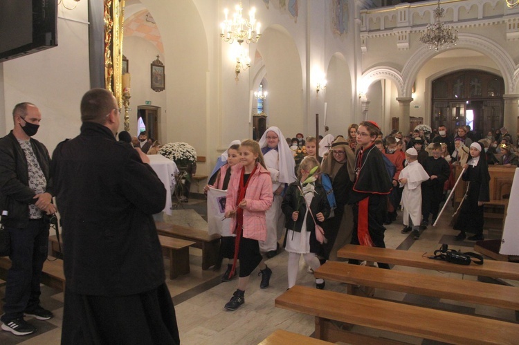 Borzęcin. Bal wszystkich świętych