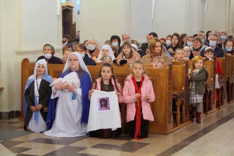 Borzęcin. Bal wszystkich świętych