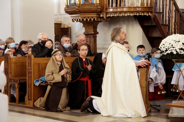 Borzęcin. Bal wszystkich świętych