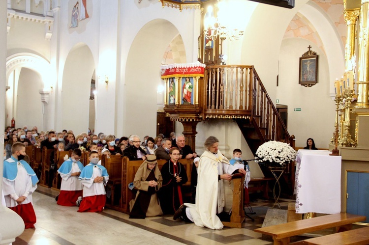 Borzęcin. Bal wszystkich świętych