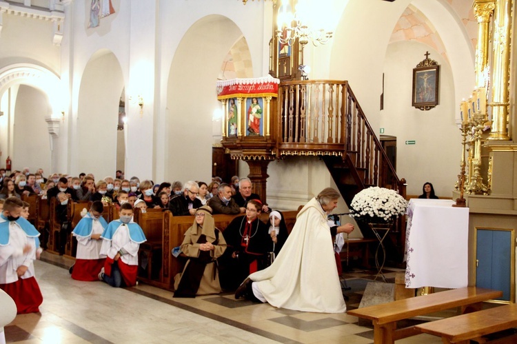 Borzęcin. Bal wszystkich świętych