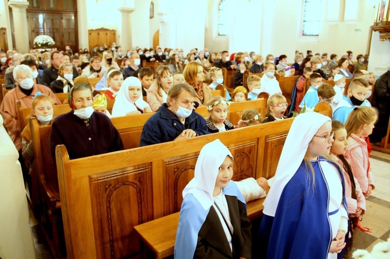 Borzęcin. Bal wszystkich świętych
