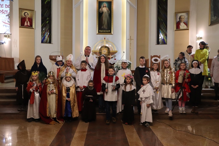 Dzieci, przebierając się za świętych, postawiły na "lokalny" patriotyzm - św. Jadwiga, św. Jan Paweł II - wiedli prym podczas Nocy Świętych. Nie zabrakło też św. o. Pio, św. Barbary, czy św. Rity.