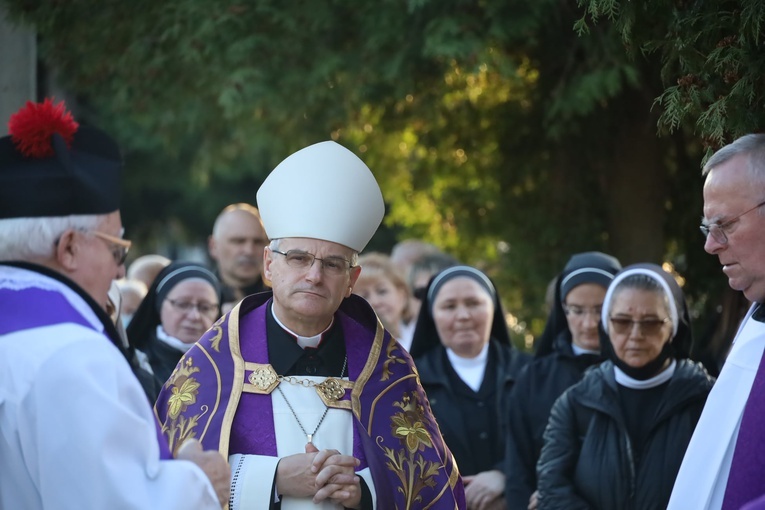 Świdnica. Msza św. i procesja różańcowa z bp. Markiem Mendykiem