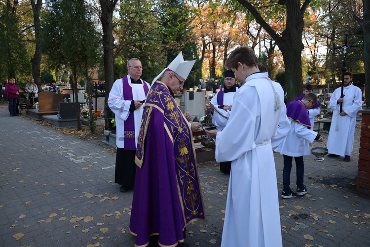 Świdnica. Msza św. i procesja różańcowa z bp. Markiem Mendykiem