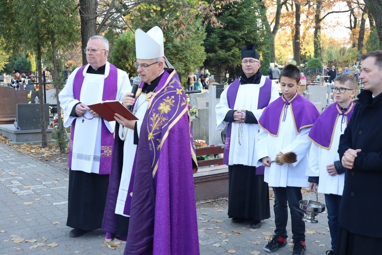 Świdnica. Msza św. i procesja różańcowa z bp. Markiem Mendykiem