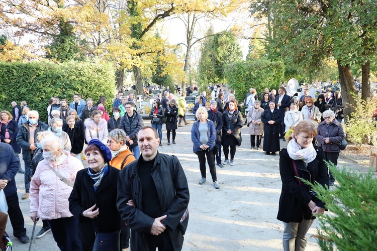 Świdnica. Msza św. i procesja różańcowa z bp. Markiem Mendykiem