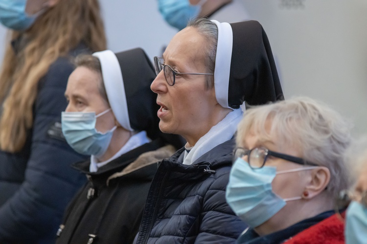 Procesja z modlitwą za zmarłych na Cmenarzu Powązkowskim 