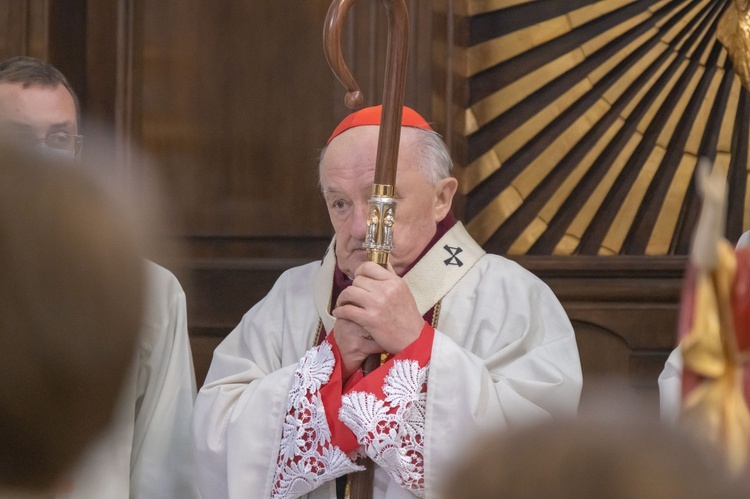 Procesja z modlitwą za zmarłych na Cmenarzu Powązkowskim 