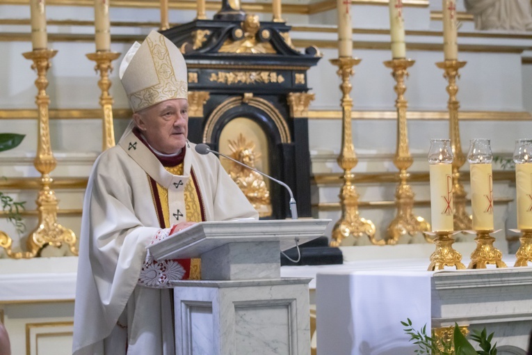 Procesja z modlitwą za zmarłych na Cmenarzu Powązkowskim 