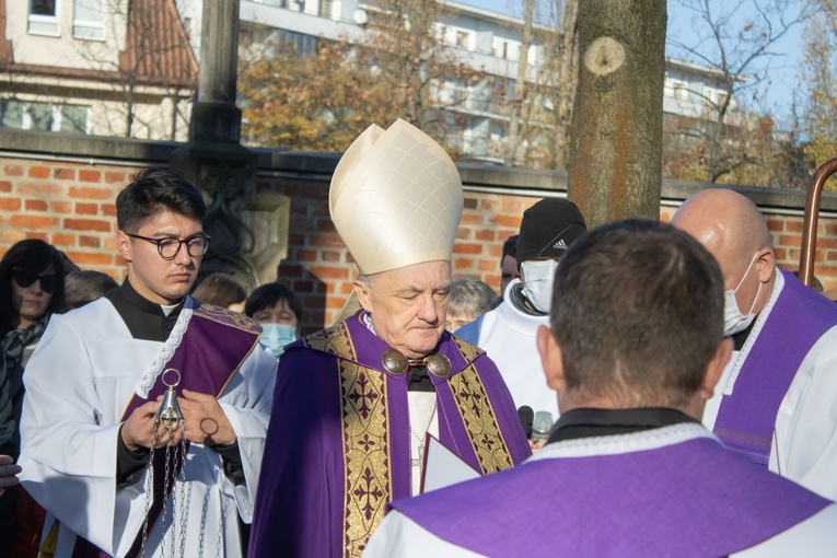 Procesja z modlitwą za zmarłych na Cmenarzu Powązkowskim 
