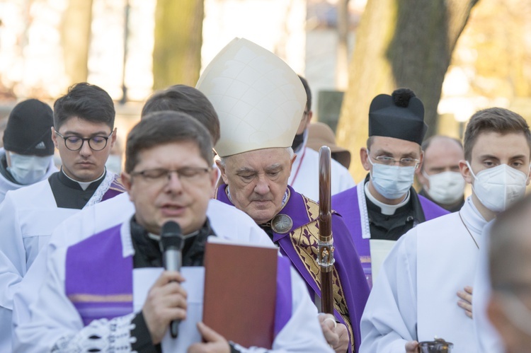 Procesja z modlitwą za zmarłych na Cmenarzu Powązkowskim 