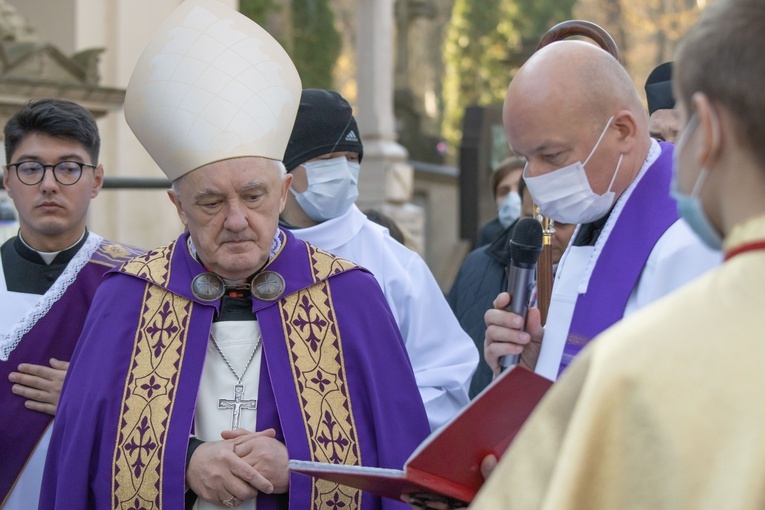 Procesja z modlitwą za zmarłych na Cmenarzu Powązkowskim 