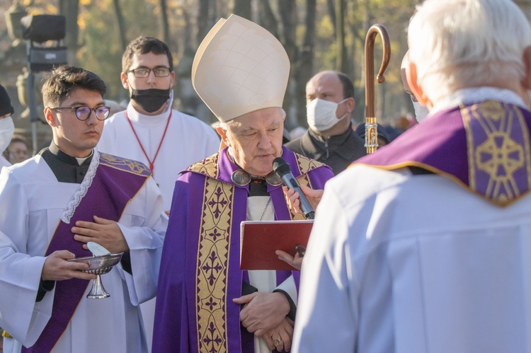 Procesja z modlitwą za zmarłych na Cmenarzu Powązkowskim 