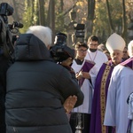 Procesja z modlitwą za zmarłych na Cmenarzu Powązkowskim 