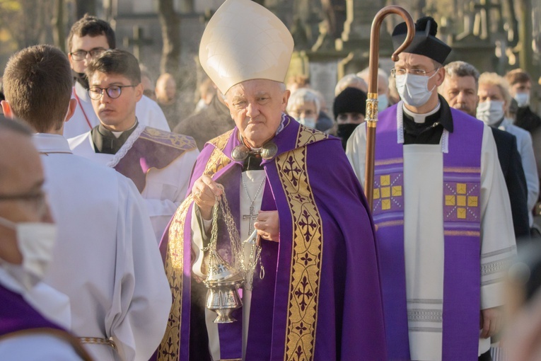 Procesja z modlitwą za zmarłych na Cmenarzu Powązkowskim 