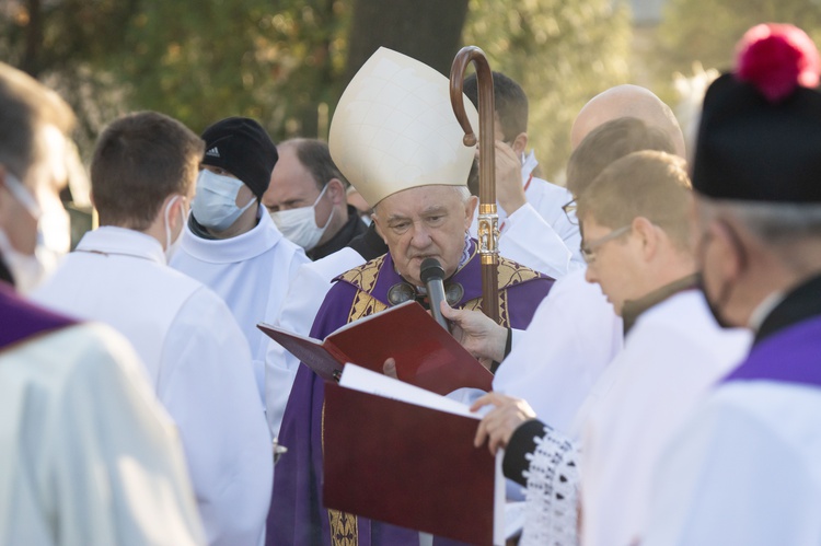 Procesja z modlitwą za zmarłych na Cmenarzu Powązkowskim 