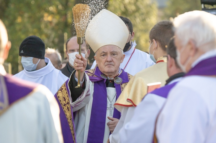 Procesja z modlitwą za zmarłych na Cmenarzu Powązkowskim 