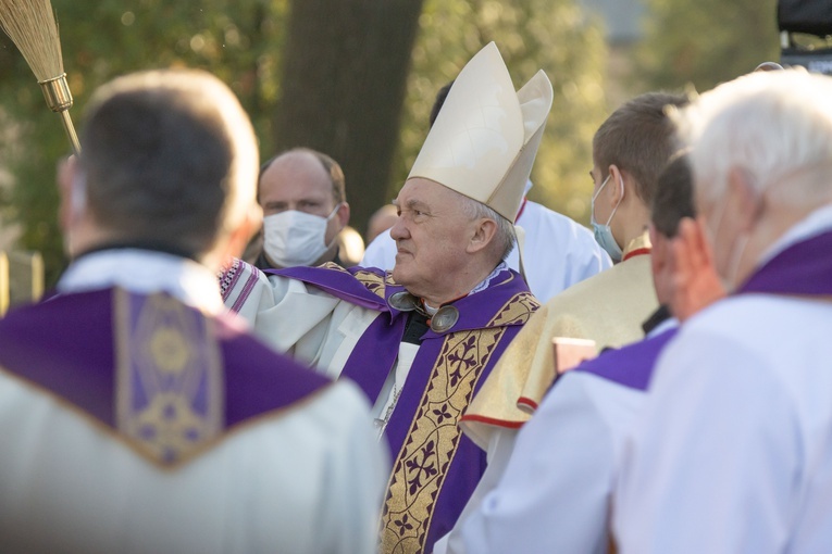 Procesja z modlitwą za zmarłych na Cmenarzu Powązkowskim 