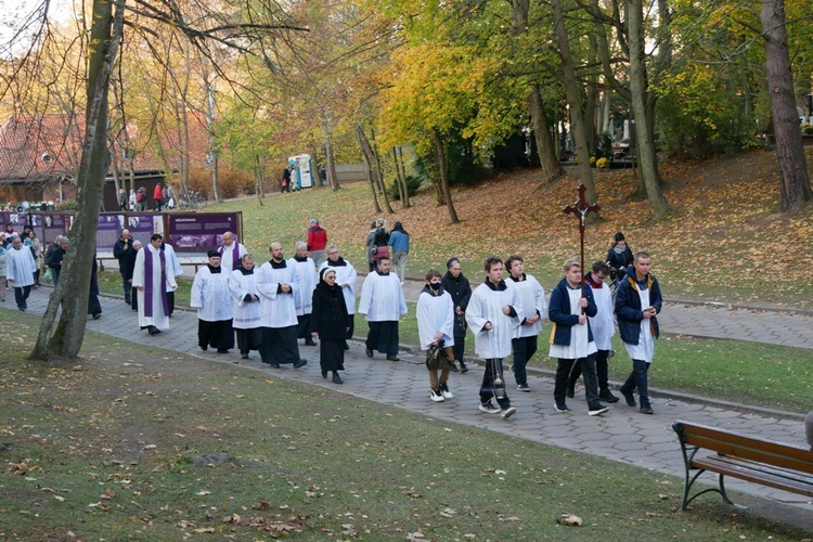 Modlitwa na gdańskim cmentarzu Srebrzysko