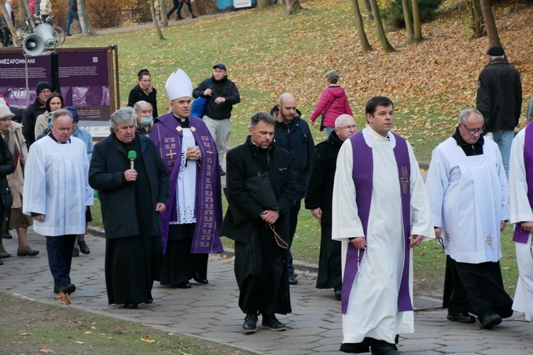 Modlitwa na gdańskim cmentarzu Srebrzysko