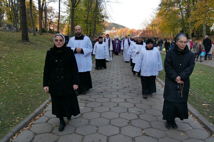 Modlitwa na gdańskim cmentarzu Srebrzysko