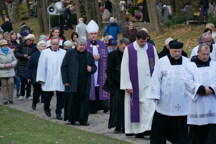 Modlitwa na gdańskim cmentarzu Srebrzysko