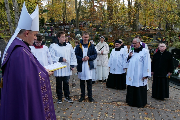 Modlitwa na gdańskim cmentarzu Srebrzysko