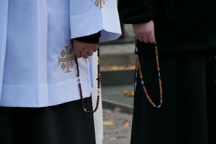 Modlitwa na gdańskim cmentarzu Srebrzysko