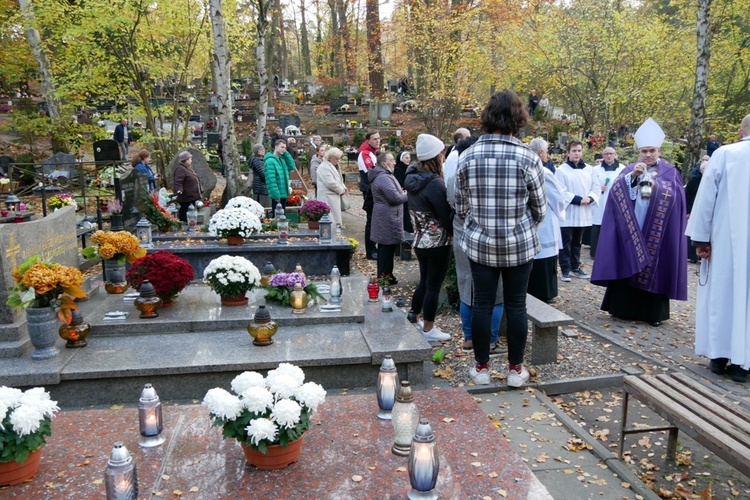 Modlitwa na gdańskim cmentarzu Srebrzysko