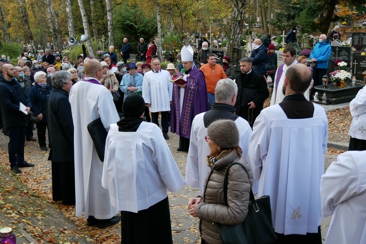 Modlitwa na gdańskim cmentarzu Srebrzysko