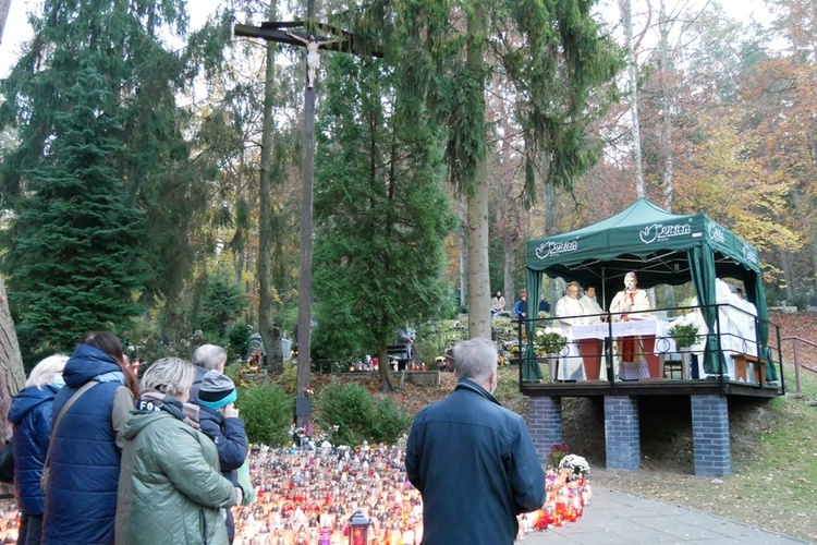 Modlitwa na gdańskim cmentarzu Srebrzysko