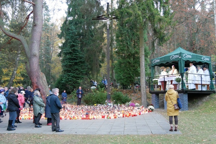 Modlitwa na gdańskim cmentarzu Srebrzysko