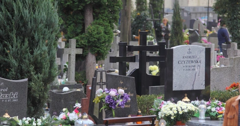 Procesja alejkami cmentarza