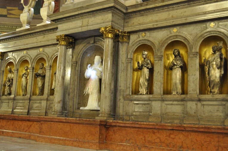 Płock-katedra. Święci i błogosławieni związani z diecezją płocką (ołtarz główny)