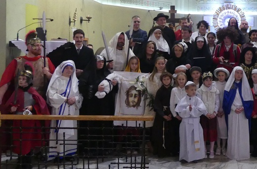 "Holy Wins" - święci odwiedzili parafię w Wieprzu koło Żywca