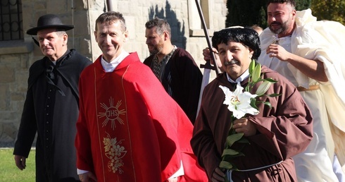 Święci i błogosławieni zaraz wejdą do kościoła w Wieprzu - poznajecie za kogo przebrali się panowie?