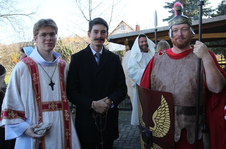 Święci i błogosławieni zaraz wejdą do kościoła w Wieprzu - poznajecie za kogo przebrali się panowie?