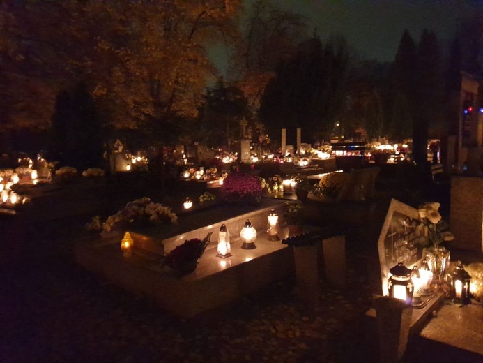 Tak rozbłysły nasze cmentarze