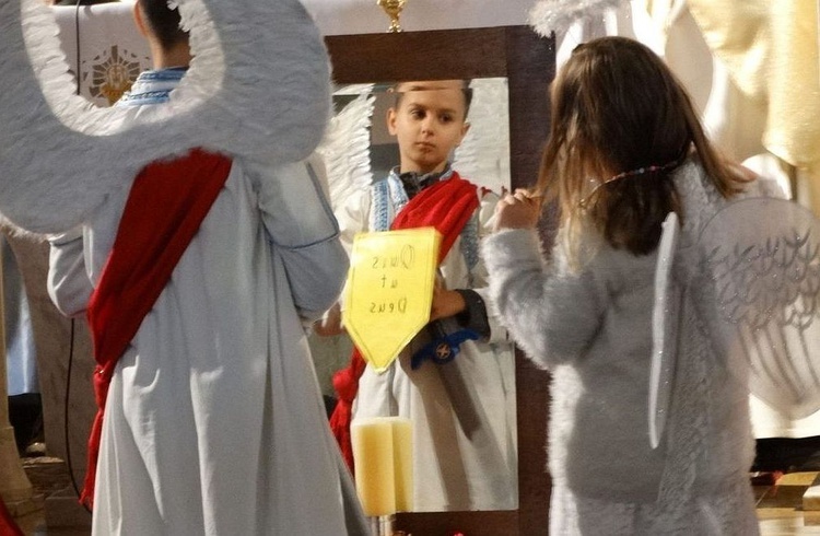 Najmłodsi z Leśnej szukali kandydatów na świętych patrząc w lustro.