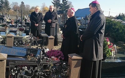 ▼	W południe za życie bp. Józefa dziękowano w kościele parafialnym i na żdżarskim cmentarzu.