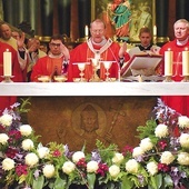 ▲	Solenizant przewodniczył Eucharystii, którą koncelebrowali bp Wiesław Szlachetka i bp Zbigniew Zieliński, a także księża z całej archidiecezji.