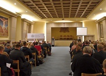 ▲	Konsultacje synodalne w parafiach i grupach potrwają do końca maja przyszłego roku.