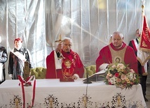 ▲	Ksiądz Czesław Banaszkiewicz udzielił błogosławieństwa relikwiarzem zawierającym fragment kości kapłana męczennika.