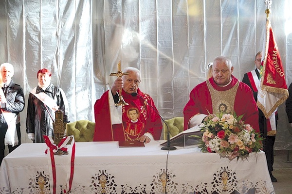 ▲	Ksiądz Czesław Banaszkiewicz udzielił błogosławieństwa relikwiarzem zawierającym fragment kości kapłana męczennika.