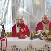 ▲	Ksiądz Czesław Banaszkiewicz udzielił błogosławieństwa relikwiarzem zawierającym fragment kości kapłana męczennika.