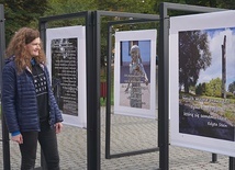 ►	Maria S. Prauzner-Bechcicka przed swoją wystawą.